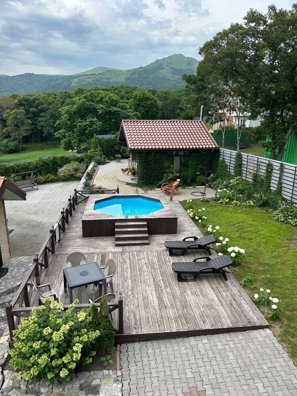 Территория гостевого дома с бассейном